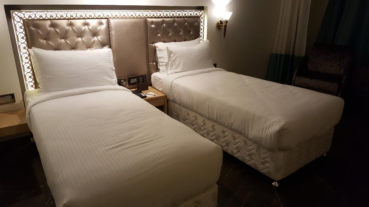 Hotel Peninsula Redpine Βομβάη Εξωτερικό φωτογραφία